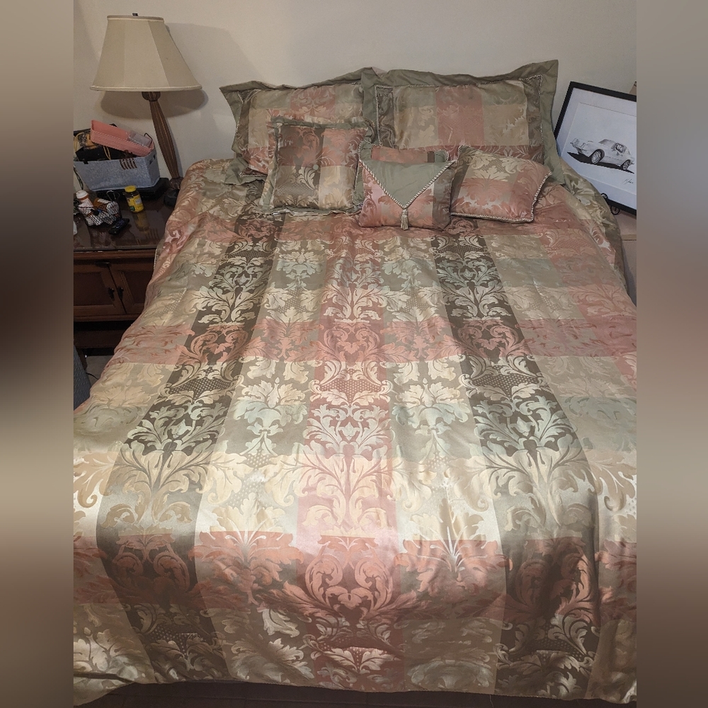 Used Queen size comforter,with pillow shams and 4 decorative pillows.